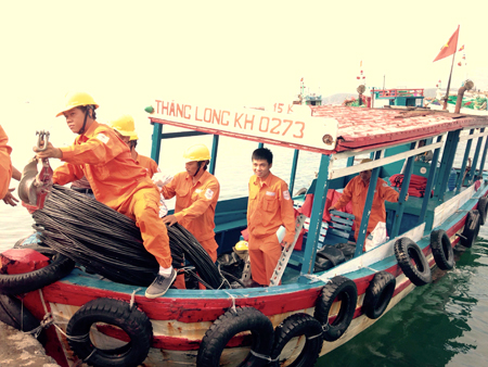 Vận chuyển vật liệu thi công lên đảo Vũng Ngán