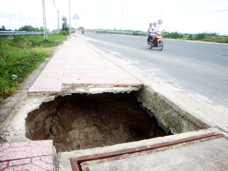 Hố lớn trên lề đường