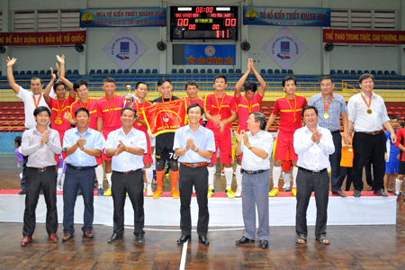 Ban tổ chức trao giải nhất bóng đá nam cho đội bóng Đoàn Sở Văn hóa và Thể thao