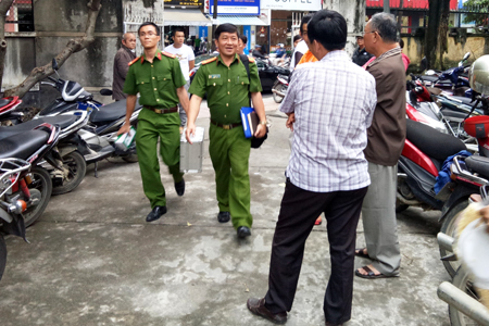 Đoàn công tác Bộ Công an vào khám nghiệm tử thi tìm nguyên nhân sản phụ Nguyễn Thị Ánh Nguyệt tử vong.