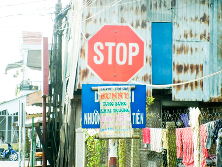 Treo quảng cáo trên biển báo