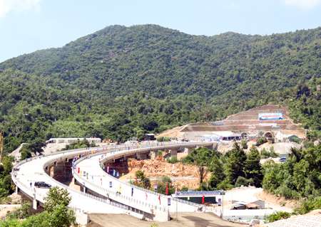 Cầu dẫn vào hầm đèo Cả