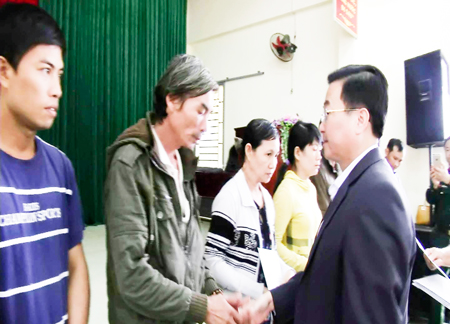 Bí thư Quận ủy Hoàn Kiếm trao hỗ trợ cho các hộ ở xã Phước Đồng