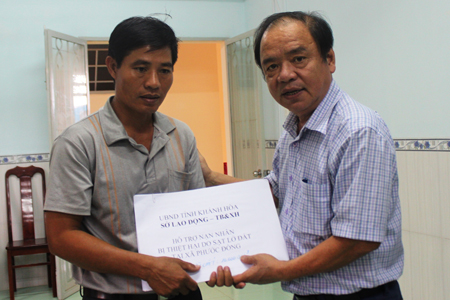 Đại diện Sở Lao động – Thương binh và Xã hội trao hỗ trợ cho các gia đình bị thiệt hại do sạt lở núi ở Phước Đồng.