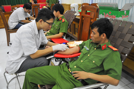 Các đoàn viên, thanh niên tham gia hiến máu