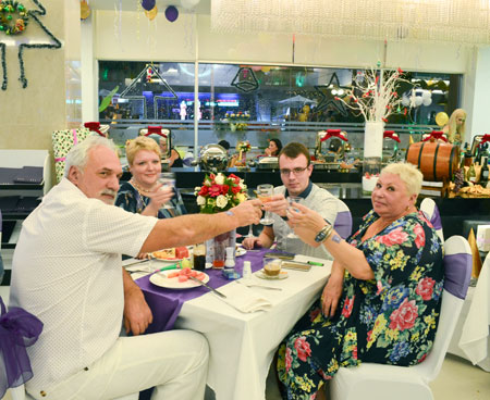 Foreign tourists gather with relatives or friends on New Year’s Eve.