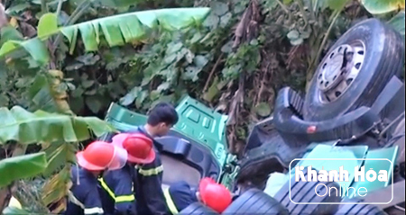 Xe container bị rơi xuống vực sâu.