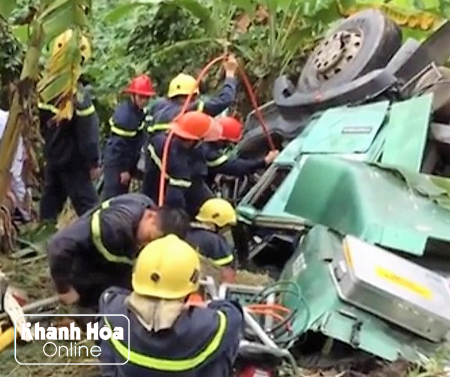 Lực lượng cứu hộ, cứu nạn Cảnh sát PCCC Khánh Hòa đang tích cực ứng cứu nạn nhân.