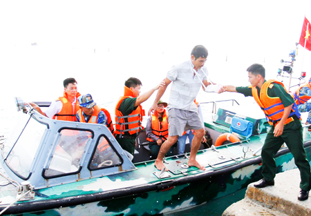 Cấp cứu 1 ngư dân bị nạn ở Trường Sa