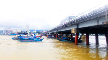 Xử phạt tàu thuyền neo đậu trái phép tại cầu Xóm Bóng