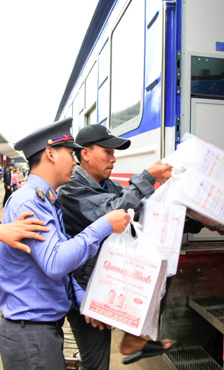 Khách đi tàu tăng khoảng 50%