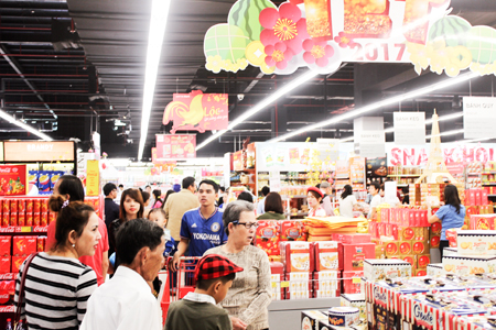 Đông đảo người dân tham quan, mua sắm tại siêu thị