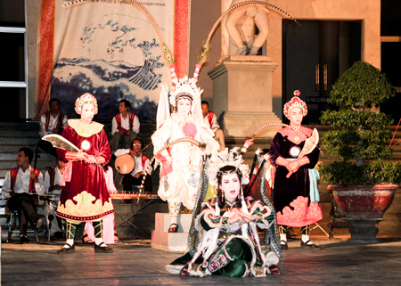 Trang phục đẹp, dàn dựng công phu, những trích đoạn tuồng đã đem lại nhiều cảm xúc cho người xem. Ảnh: Xuân Thành