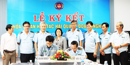 Lãnh đạo Cục Hải quan tỉnh và doanh nghiệp ký kết thỏa thuận hợp tác.