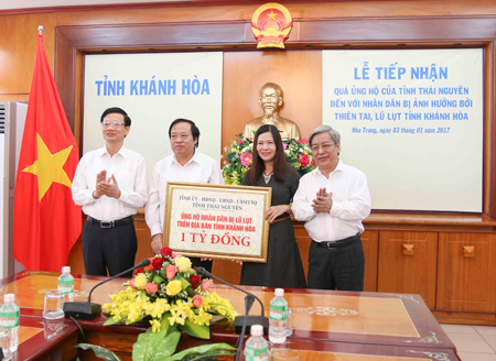 Thái Nguyên trao 1 tỷ đồng hỗ trợ đồng bào bị lũ lụt ở Khánh Hòa