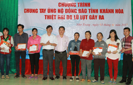 Nguyễn Tấn Tuân cùng lãnh đạo Hội doanh nhân trẻ Khánh Hòa trao tiền hỗ trợ người dân