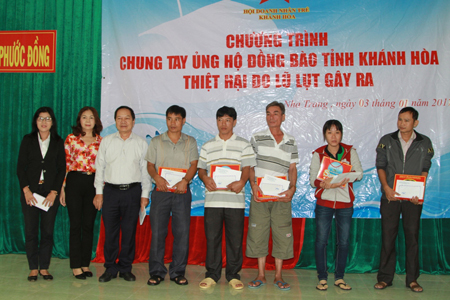 Lãnh đạo Hội Bảo trợ người tàn tật, trẻ mồ côi và bệnh nhân nghèo Khánh Hòa trao quà cho các hộ dân