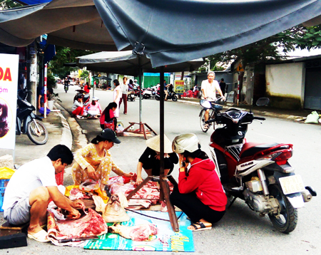 Thịt heo bày bán tự phát trên đường phố