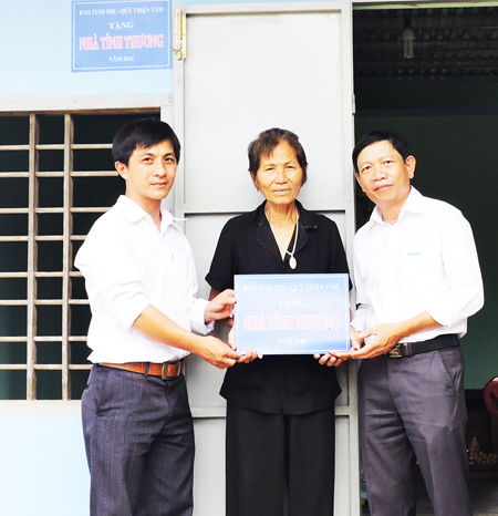 Ban tổ chức trao biểu trưng nhà tình thương cho các hộ nghèo