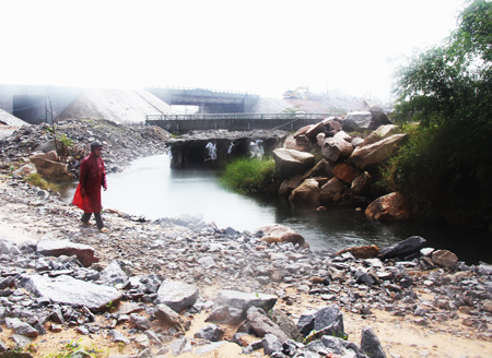 Phần cống tạm vừa được nới rộng để khơi thông dòng chảy