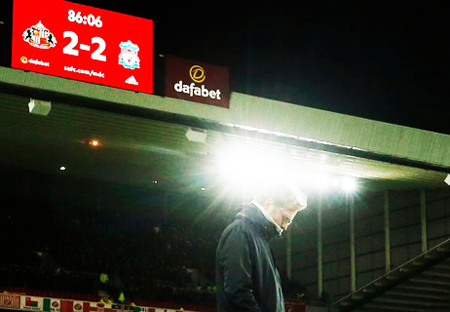 Cứ tặng quà, làm sao vô địch?