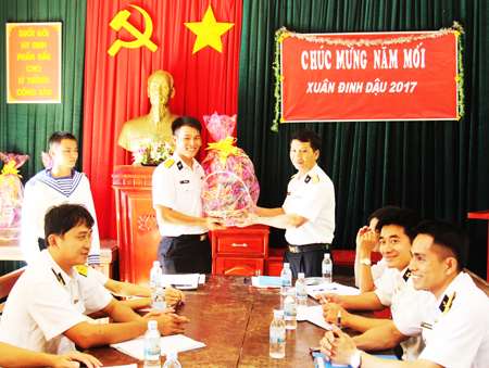 Thăm, tặng quà Tết Trạm rada 570