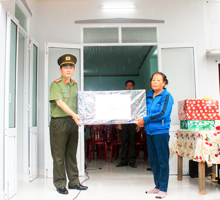 Đại tá Nguyễn Khắc Cường - Giám đốc Công an tỉnh  tặng quà cho gia đình liệt sĩ CAND Trần Hộ