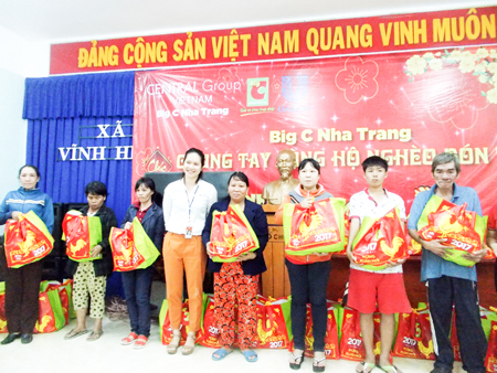 Trao 100 phần quà Tết cho gia đình có hoàn cảnh khó khăn