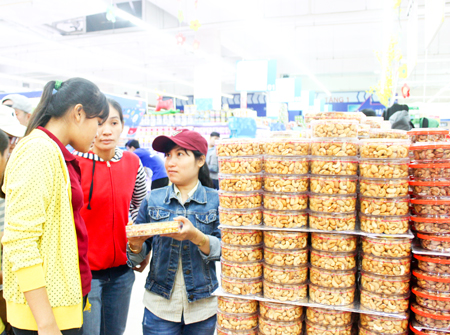 Khách hàng chọn mua bánh kẹo, mứt Tết tại siêu thị