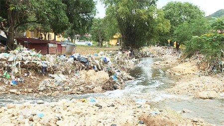 Rác thải tràn xuống khu dân cư Lương Hòa