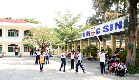 Một tiết học thể dục tại Trường THCS Thái Nguyên (TP. Nha Trang)