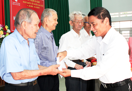  Đại diện lãnh đạo Sở Lao động - Thương binh và Xã hội tặng quà cho các hội viên Câu lạc bộ Hưu trí tỉnh