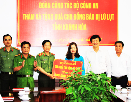 Ủng hộ đồng bào bị thiệt hại do mưa lũ 500 triệu đồng