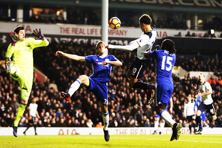 Tạt cánh đánh đầu cổ điển chính là sự bất ngờ mà Pochettino dành cho Conte