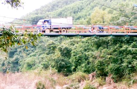 Xe tải chạy trên cầu treo