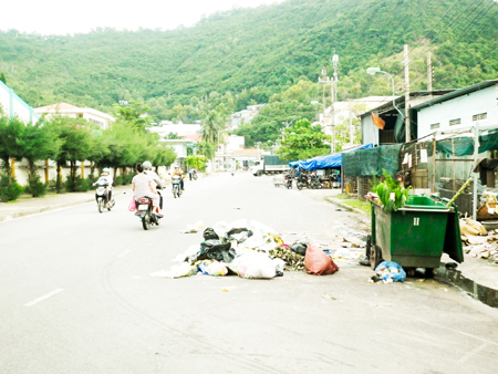 Rác dưới lòng đường