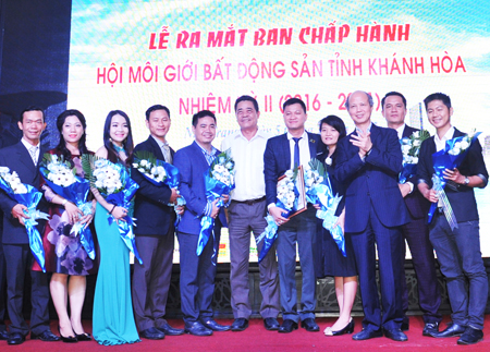 Đồng chí Lê Thanh Quang (giữa) tặng hoa chúc mừng Hội Môi giới bất động sản Khánh Hòa