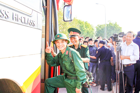 Thanh niên Cam Ranh hăng hái lên đường nhập ngũ năm 2016