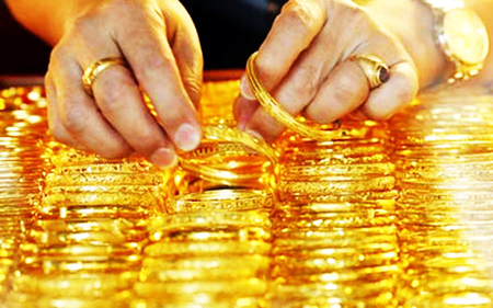 Giá vàng tiếp tục tăng cả trong nước và thế giới