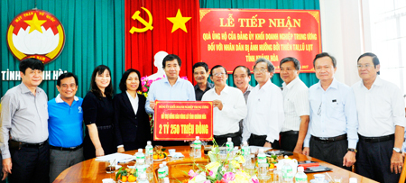 Đại diện Đảng ủy Khối Doanh nghiệp Trung ương trao số tiền ủng hộ cho UBMTTQ Việt Nam tỉnh