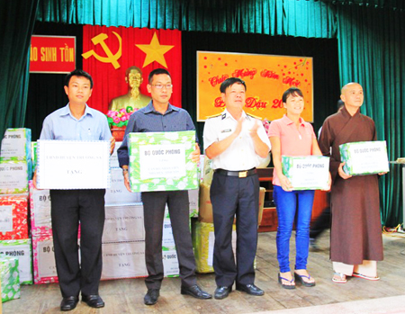 Thăm, tặng quà Tết xã đảo Sinh Tồn
