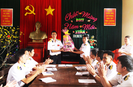 Chỉ huy Trung đoàn 451 (bên phải) tặng quà cho Trạm Ra đa 565