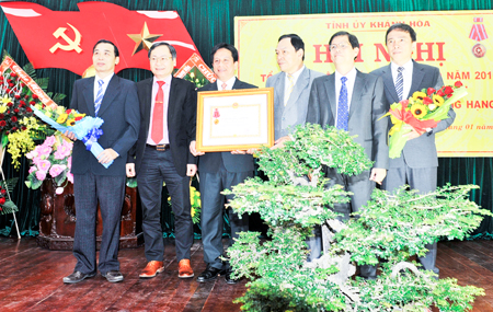 Đón nhận Huân chương Lao động hạng Nhì