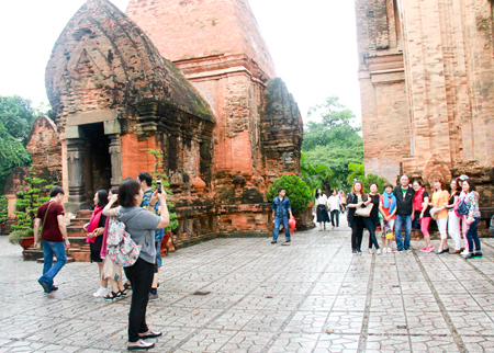 Khu di tích Tháp Bà đã trở thành địa chỉ quen thuộc với khách du lịch