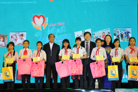 Trao 110 suất học bổng cho học sinh