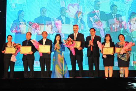 Ban tổ chức tặng quà, hoa tri ân các nhà tài trợ 