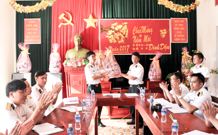 Thăm, tặng quà Tết Trạm rada 575