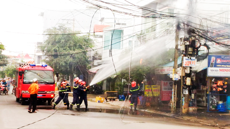 Cảnh sát Phòng cháy chữa cháy tỉnh triển khai đội hình khống chế, dập tắt đám cháy sau 3 phút