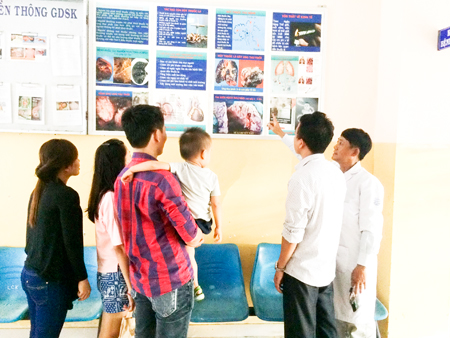 Pano tuyên truyền phòng, chống tác hại thuốc lá được đặt tại các khoa, phòng Bệnh viện Đa khoa khu vực Ninh Hòa