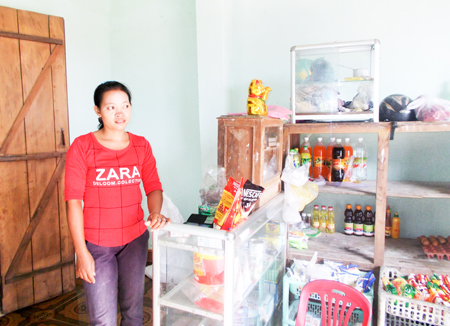 Ngoài làm rẫy và chăn nuôi, chị Phượng còn buôn bán tạp hóa để tăng thu nhập